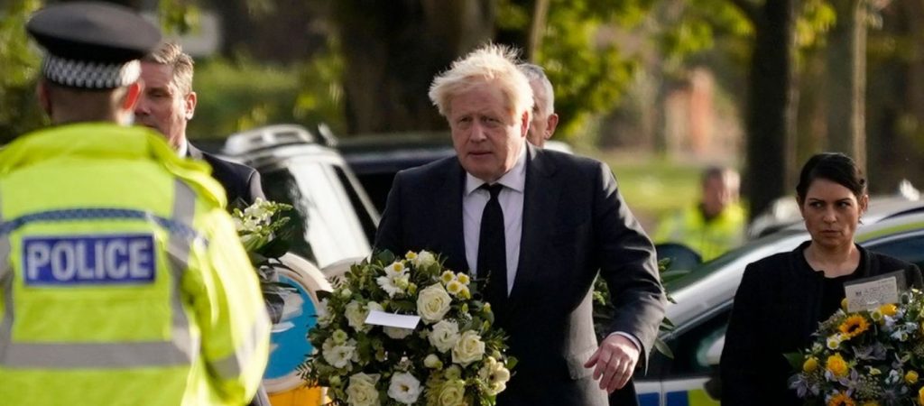 Βρετανία: O M.Τζόνσον επισκέφθηκε την εκκλησία όπου δολοφονήθηκε ο βουλευτής Ν.Έιμες