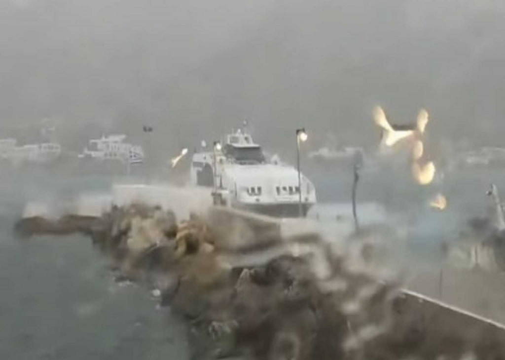 «Σάρωσε» τη Σίφνο η κακοκαιρία «Μπάλλος»: Η στιγμή που το Super Jet δίνει «μάχη» με την καταιγίδα (βίντεο)