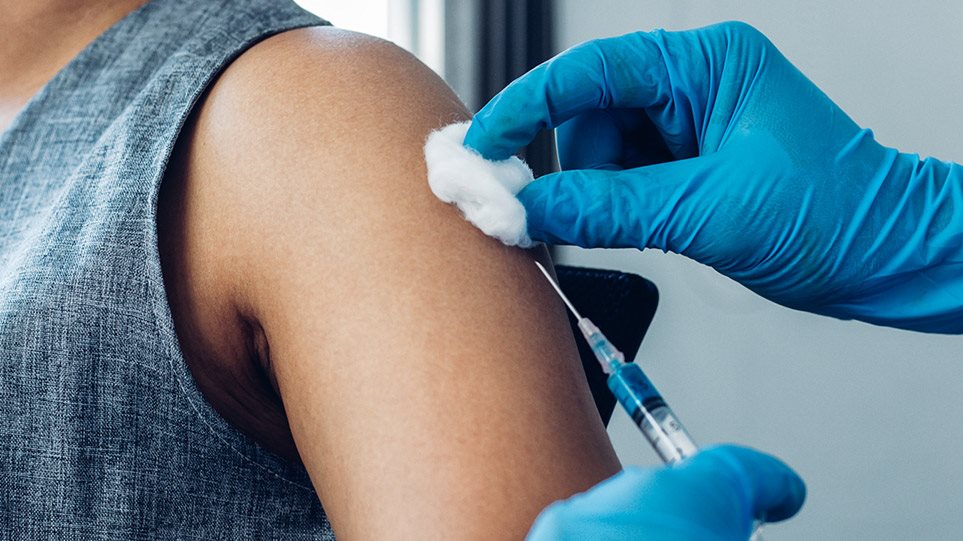 Νέα έρευνα υποστηρίζει: Όσο περισσότεροι οι εμβολιασμένοι σε μία οικογένεια τόσο πιο προστατευμένοι οι ανεμβολίαστοι