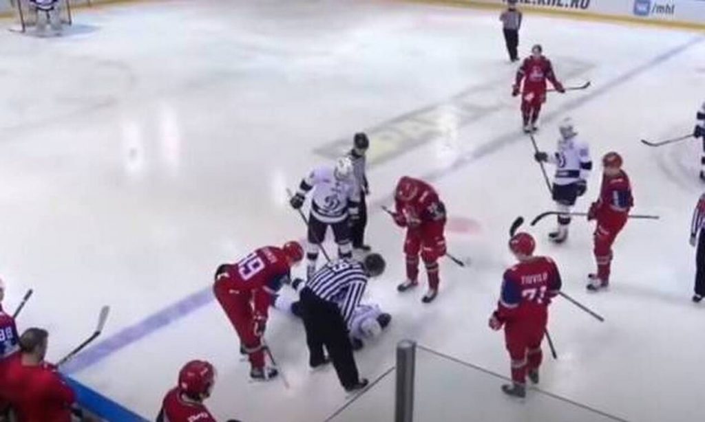 Ανελέητο ξύλο στις εξέδρες σε αγώνα Χόκεϊ στην Αμερική(βίντεο)