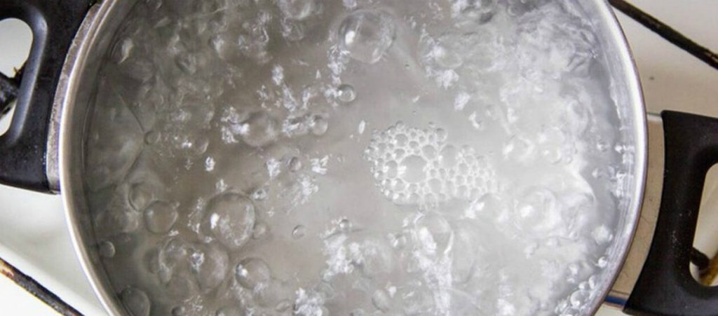 Ένα έξυπνο κόλπο για να μην ξεχειλίζει το βραστό νερό από την κατσαρόλα