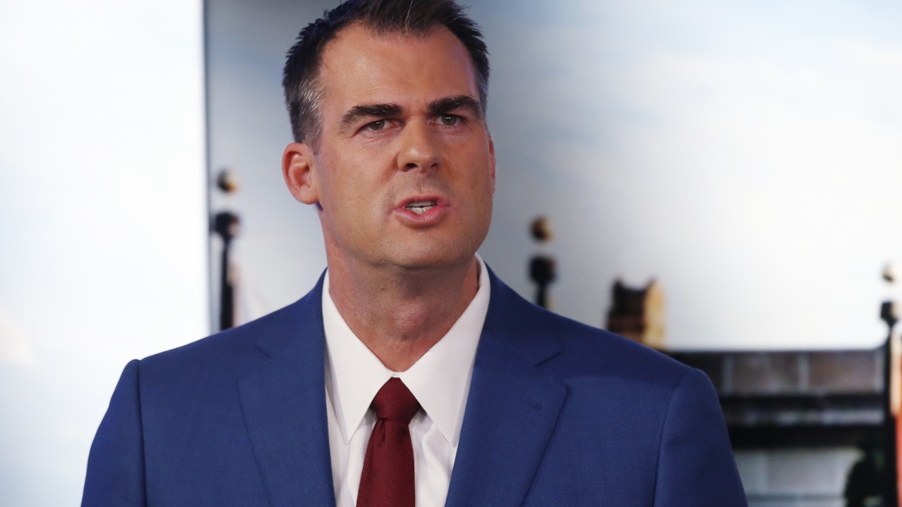 HΠΑ: Ο κυβερνήτης της Οκλαχόμα μηνύει την κυβέρνηση Μπάιντεν για τον υποχρεωτικό εμβολιασμό στις επιχειρήσεις