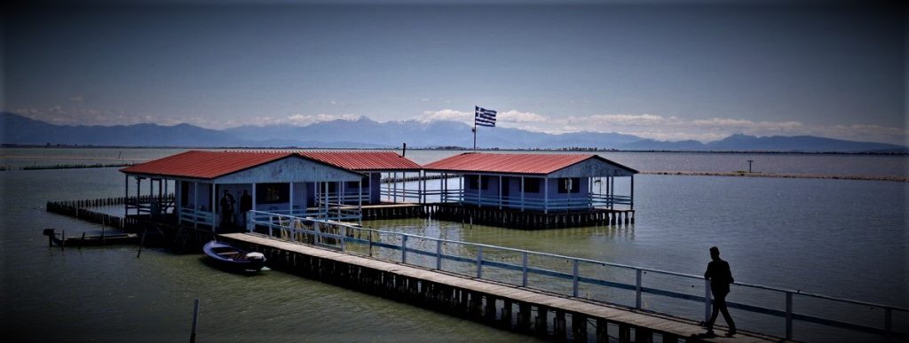 Το έκαναν κι αυτό: Έπνιξαν την «ιερή πόλη» του Μεσολογγίου –  Ενώθηκε η θάλασσα με τα σπίτια – «Βυθίστηκε» το Αγρίνιο