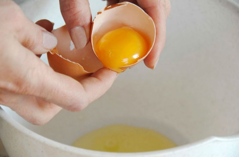 Αυγά: Αν προσέξετε αυτό την ώρα που τα σπάτε πετάξτε τα αμέσως