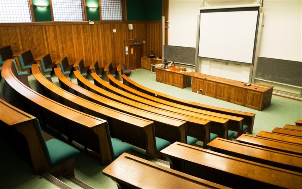 Ιταλός καθηγητής κάνει μάθημα σε αποκλεισμένους φοιτητές σε εξωτερικό χώρο! (βίντεο)