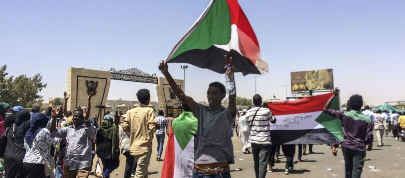Αγανακτισμένοι διαδηλωτές στο Σουδάν καλούν τον στρατό να αναλάβει την εξουσία