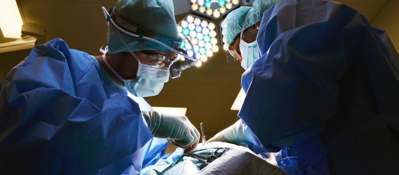 Η επιμονή της κυβέρνησης για υποχρεωτικούς εμβολιασμούς θέτει εκτός ΜΕΘ ασθενείς- ΠΟΕΔΗΝ: «7 είναι σε αναμονή»