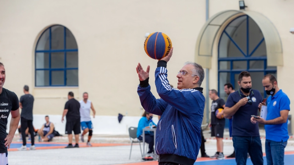 Τις αθλητικές του επιδόσεις έδειξε ο Τ.Θεοδωρικάκος – Έπαιξε σε τουρνουά 3Χ3 μπάσκετ της Αστυνομίας (φώτο)