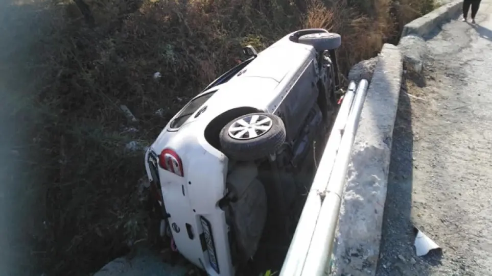 Ηράκλειο Κρήτης: Αυτοκίνητο έπεσε σε ρέμα στην περιοχή του Κατσαμπά (φώτο)