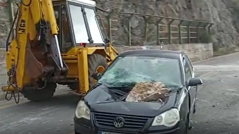 Αράχωβα: Βράχος έπεσε… «ουρανοκατέβατος» σε όχημα που βρισκόταν εν κινήσει