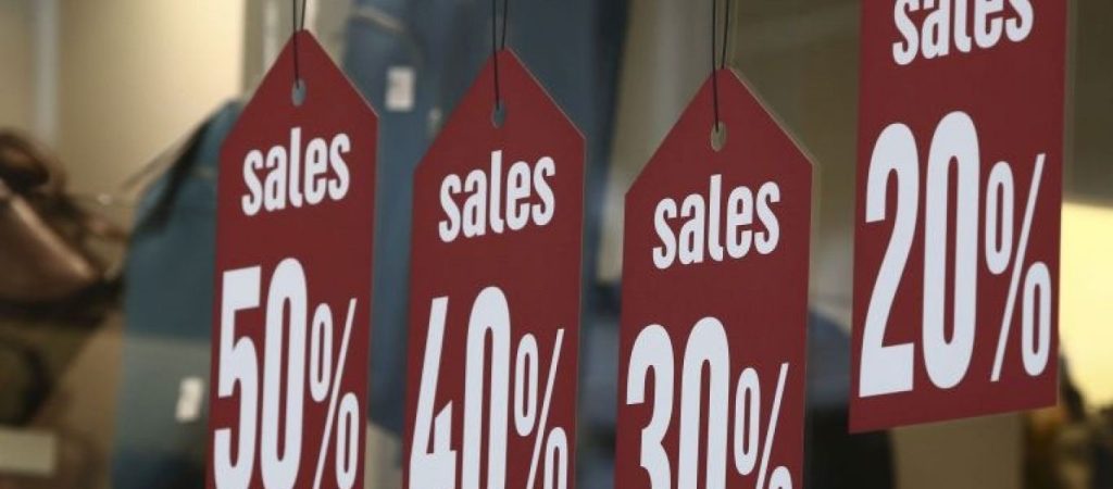 Δείτε πότε ξεκινούν οι φθινοπωρινές εκπτώσεις