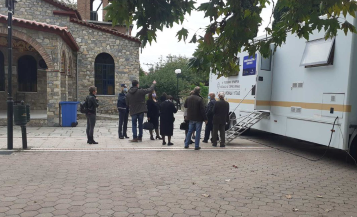 Μικρά παιδιά έξω από εκκλησία για εμβολιασμό: «Επηρεάστηκα με όλα αυτά που λένε»