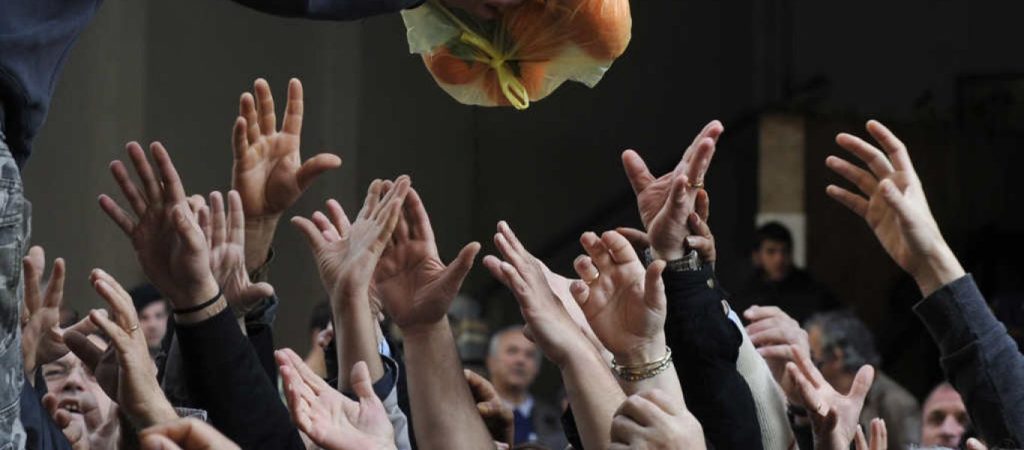 «Τσουνάμι» ακρίβειας και πείνας: Εθίζουν τους πολίτες στα επιδόματα και φέρνουν τον «νεοκομμουνισμό»