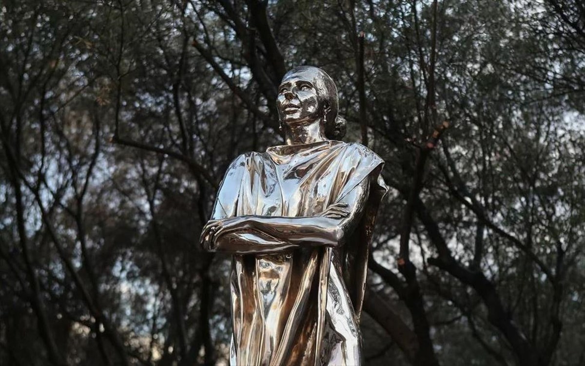 Διεθνώς ρεζίλι για το άγαλμα Κάλλας: «Μοιάζει με τον Γκάντι με τακούνια» γράφει η Guardian