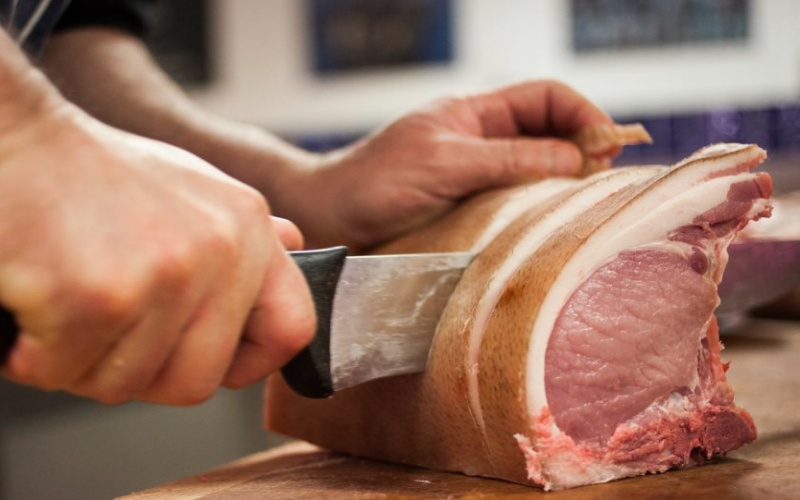 Ξεσπά το θύμα που δέχτηκε την άγρια επίθεση του κρεοπώλη στο Ηράκλειο – «Με χτυπούσε με μανία μπροστά στον γιο μου»