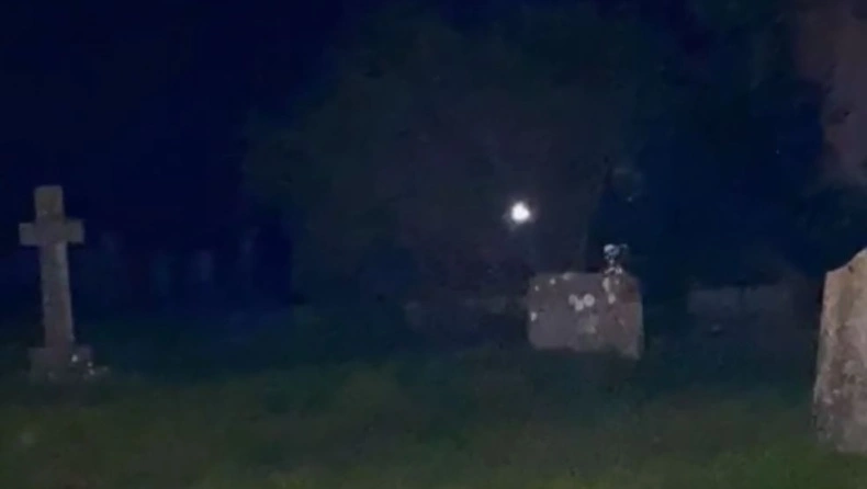 Στιγμές τρόμου για ζευγάρι σε αγγλικό νεκροταφείο: «Κάτι ήταν εκεί και μας κοίταζε»