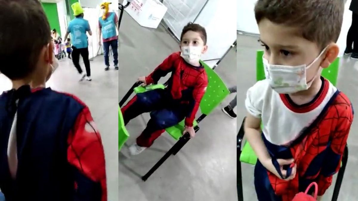 Κορωνοϊός: Πήγαν αγοράκι να εμβολιαστεί ντυμένο Σπάιντερμαν