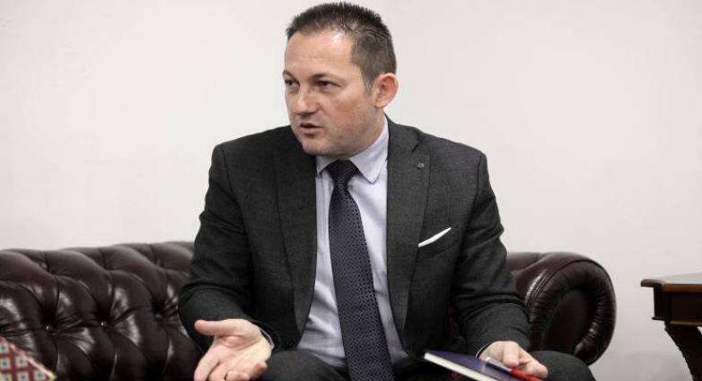 Πήρε «φωτιά» το Twitter με τον Σ.Πέτσα: Για όλα φταίει ο Μεταξάς (βίντεο)