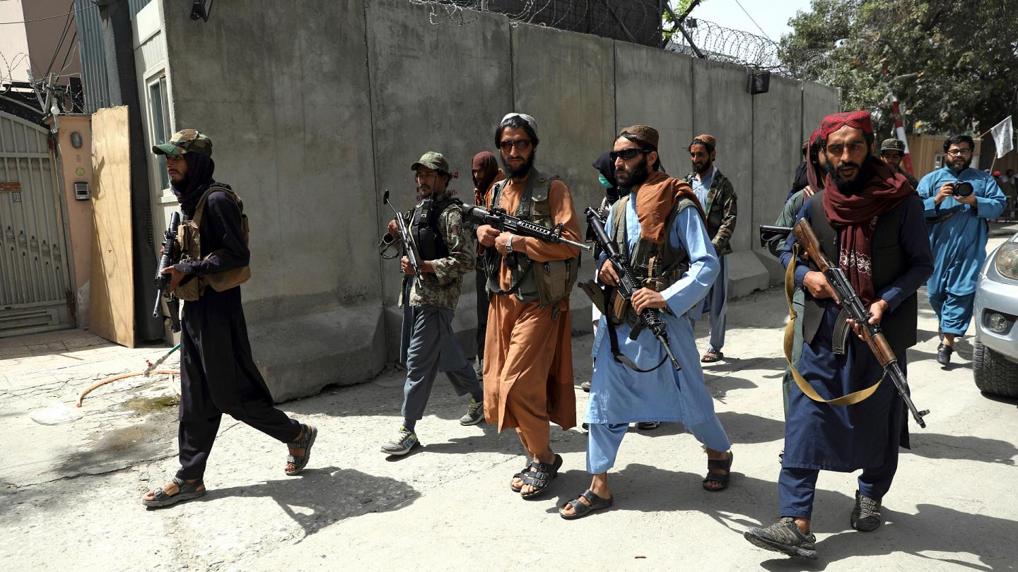 Σκληρό βίντεο: Ταλιμπάν βασανίζουν Αφγανό με την κατηγορία της μοιχείας (βίντεο)