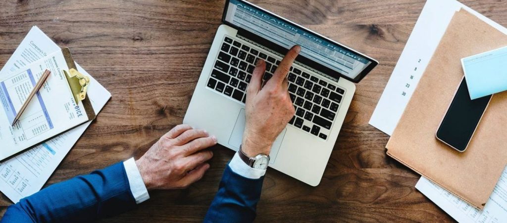 Ξεκινά η πιλοτική εφαρμογή της ψηφιακής κάρτας εργασίας – Τα τρία βήματα μέχρι την εφαρμογή της