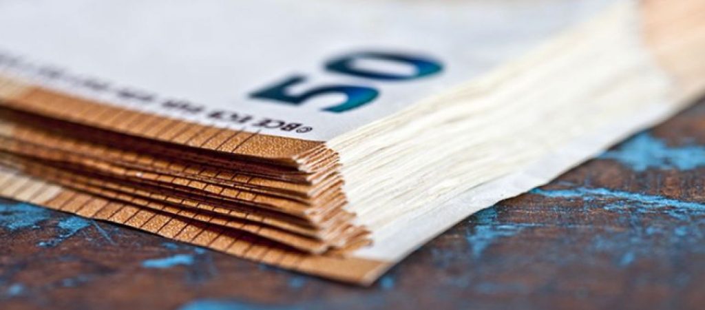 Έκτακτη ενίσχυση έως 900 ευρώ τον Δεκέμβριο: Ποιοι θα είναι οι δικαιούχοι