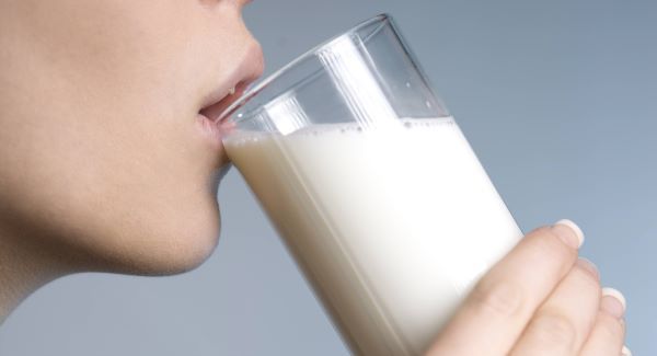 Γάλα πριν τον ύπνο: Τι λέει η επιστήμη για τις επιδράσεις του;
