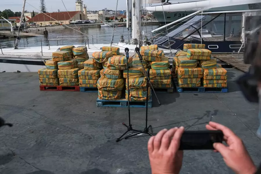 Πορτογαλία: «Μπλόκο» σε 5,2 τόνους κοκαΐνης που εντοπίστηκαν σε ισπανικό ιστιοφόρο