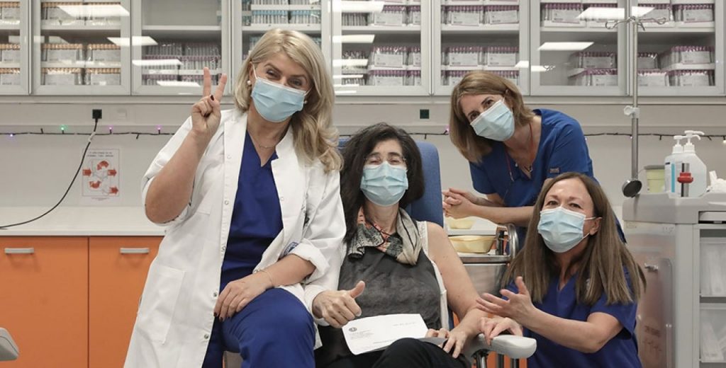 Η κυβέρνηση ενέπαιξε τους εμβολιασμένους: Τους έταξε… «ελευθερία» και τους φέρνει την υποχρεωτική μασκοφορία παντού