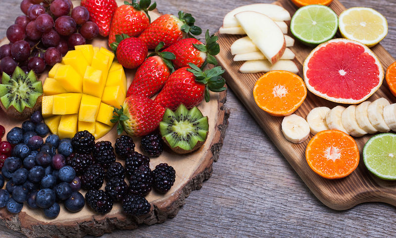 Μπορείτε να τα τρώτε χωρίς τύψεις: Αυτά είναι τα φρούτα με τη λιγότερη ζάχαρη