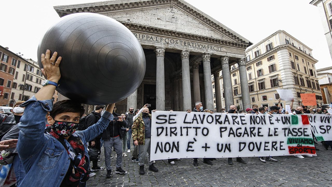 Επιμένουν οι λιμενεργάτες στην Τεργέστη – Μάχες σώμα με σώμα – Διαδηλώσεις σε όλη την Ιταλία