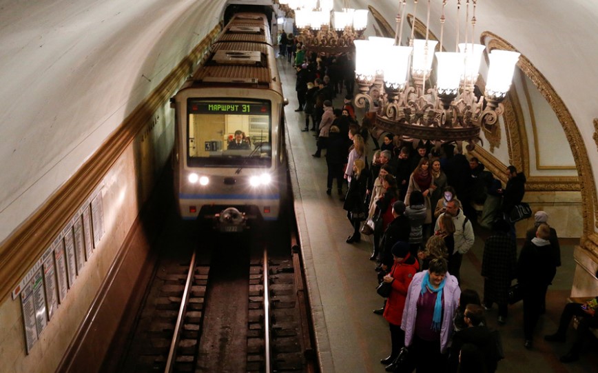 Τρομακτική στιγμή σε μετρό της Μόσχας: Άνδρας πήδηξε μπροστά σε συρμό καθώς έφτανε στον σταθμό (βίντεο)
