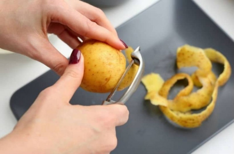 Προσοχή: Aν οι πατάτες έχουν αυτή την μυρωδιά όταν τις καθαρίζετε μην τις φάτε