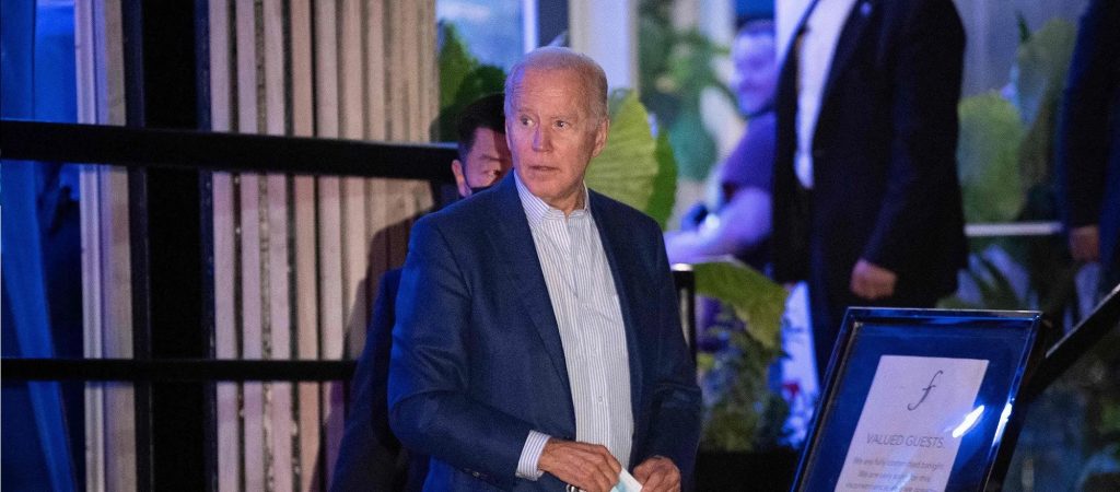 Κοροϊδία: Ο Τζο Μπάιντεν και η σύζυγός του χωρίς μάσκα σε εστιατόριο – Υποχρεωτική μόνο για τους πολίτες