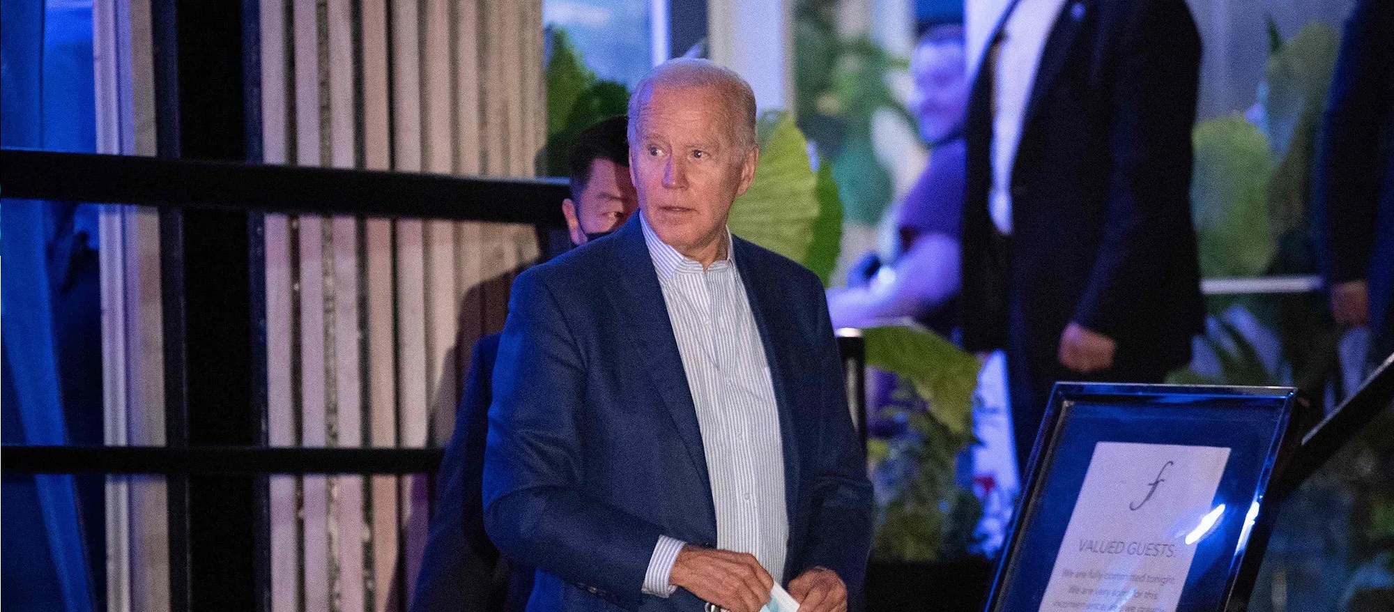 Κοροϊδία: Ο Τζο Μπάιντεν και η σύζυγός του χωρίς μάσκα σε εστιατόριο – Υποχρεωτική μόνο για τους πολίτες