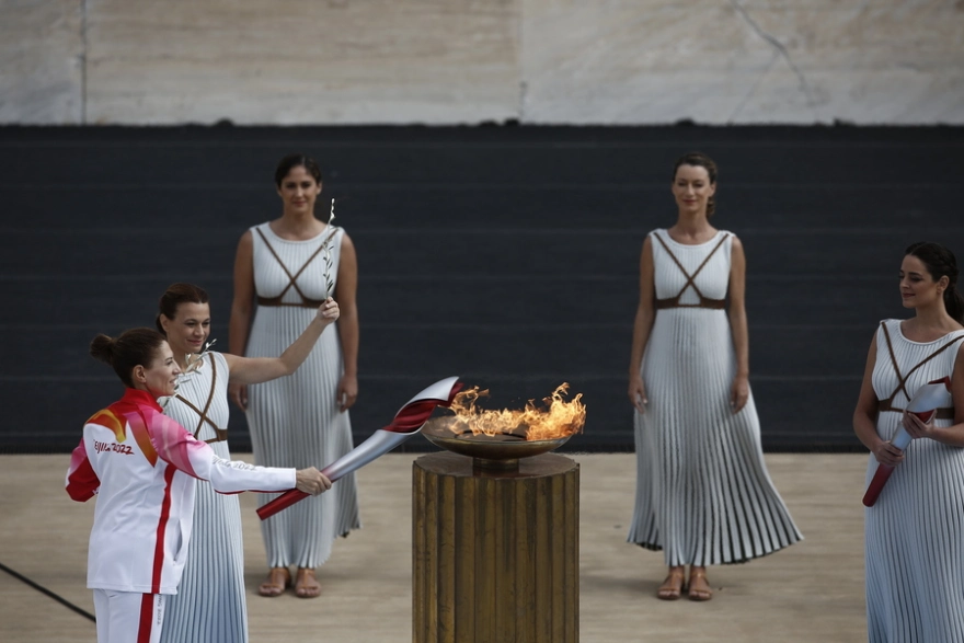 Χειμερινοί Ολυμπιακοί Αγώνες «Πεκίνο 2022»: Παραδόθηκε στους διοργανωτές η Φλόγα (φώτο)