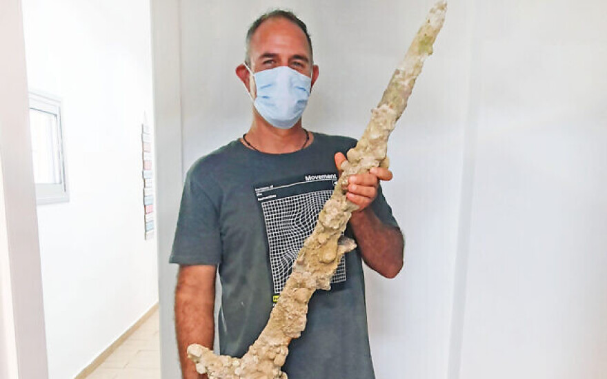 Ισραήλ: Ερασιτέχνης δύτης βρήκε ξίφος 900 ετών από τις Σταυροφορίες (βίντεο-φωτο)