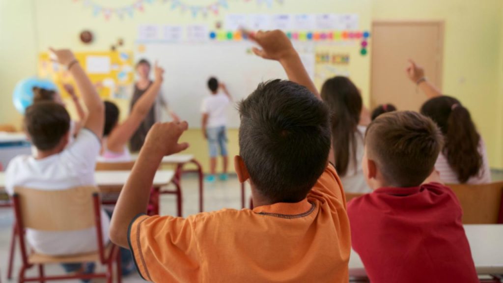 Σύλλογοι γονέων εναντίον Ν. Κεραμέως για τις συγχωνεύσεις τμημάτων στα σχολεία