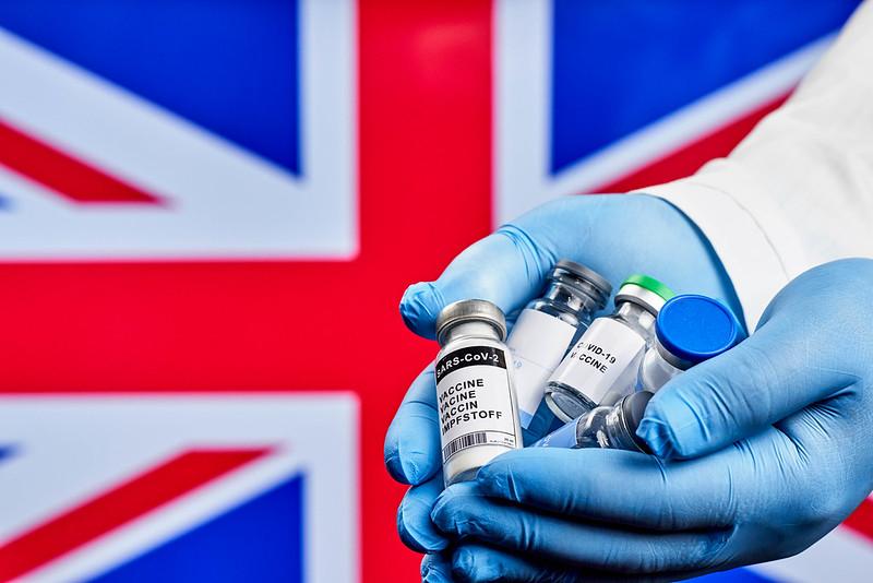 Παρά τους εμβολιασμούς τα κρούσματα κορωνοϊού σαρώνουν την Βρετανία