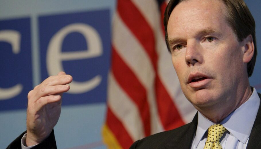 Ο Νίκολας Μπερνς στην Κίνα μετά την AUKUS: Επιτίθεται στο Πεκίνο για τα ανθρώπινα δικαιώματα και 5G