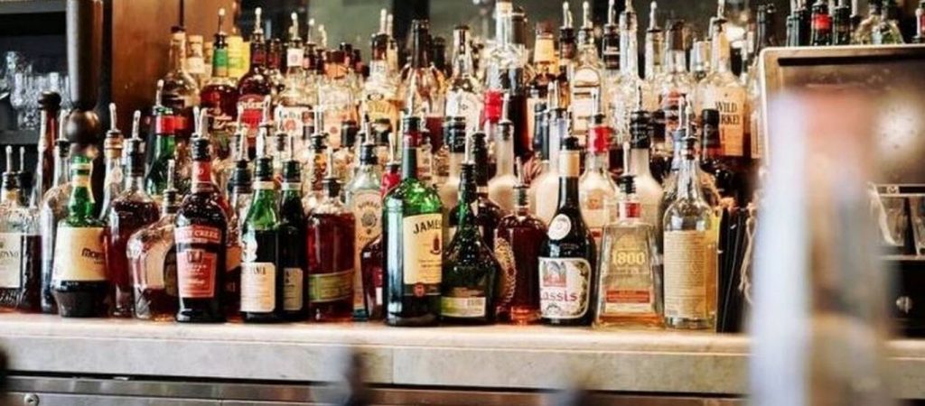 Barwoman κατέγραψε παρενόχληση από πελάτη: «Νιώθω οτι δεν καταλαβαίνεις πως το θέλεις» (βίντεο)