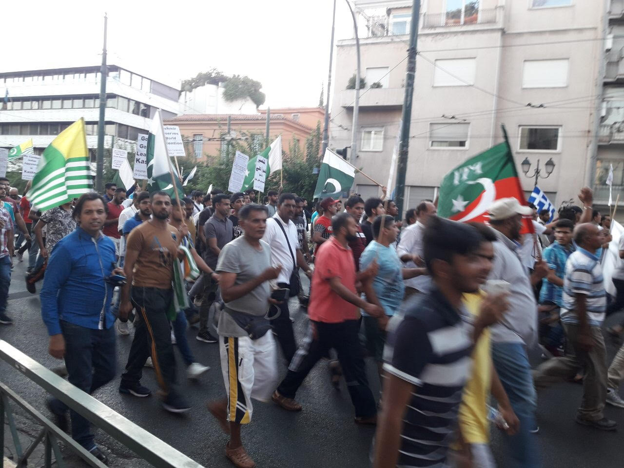 Πακιστανοί ύψωσαν σημαία-σύμβολο των τζιχαντιστών στο κέντρο της Αθήνας! (βίντεο)
