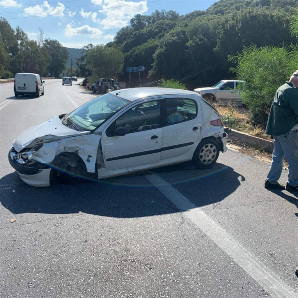 Κρήτη: Αυτοκίνητο εμβόλισε περιπολικό στο Λασίθι (φώτο)