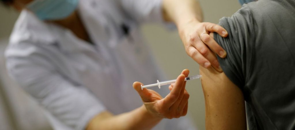 FDA: Ολοταχώς προς έγκριση η 3η δόση του εμβολίου σε άτομα άνω των 40 ετών