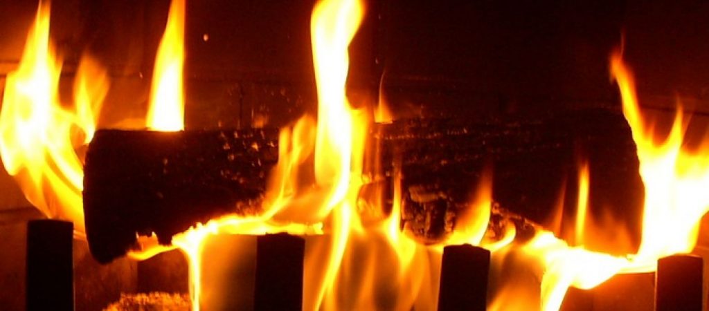 Δείτε για ποιο λόγο πρέπει να ρίχνετε λεμόνι στο… τζάκι