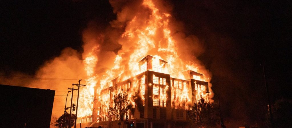 Ρωσία: Μεγάλη φωτιά ξέσπασε σε πολυκατοικία – Ένας νεκρός (βίντεο)