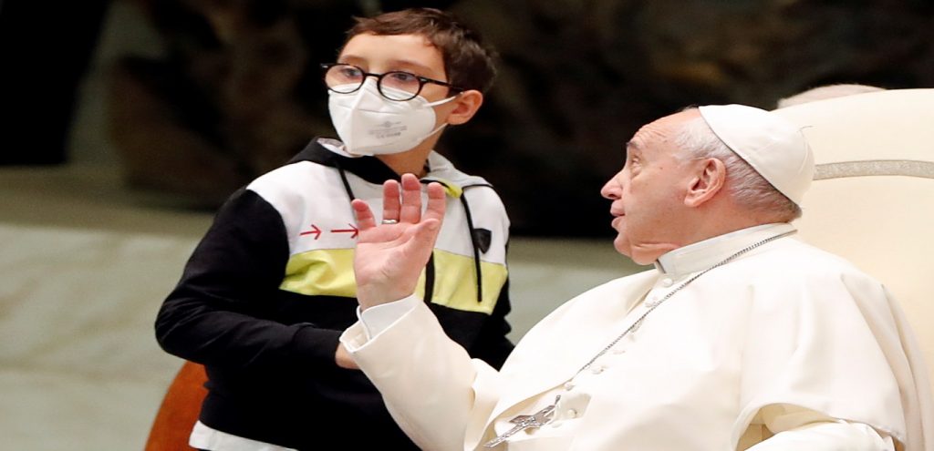 Πάπας Φραγκίσκος: Το μικρό αγόρι που έκλεψε την παράσταση στο Βατικανό (βίντεο)