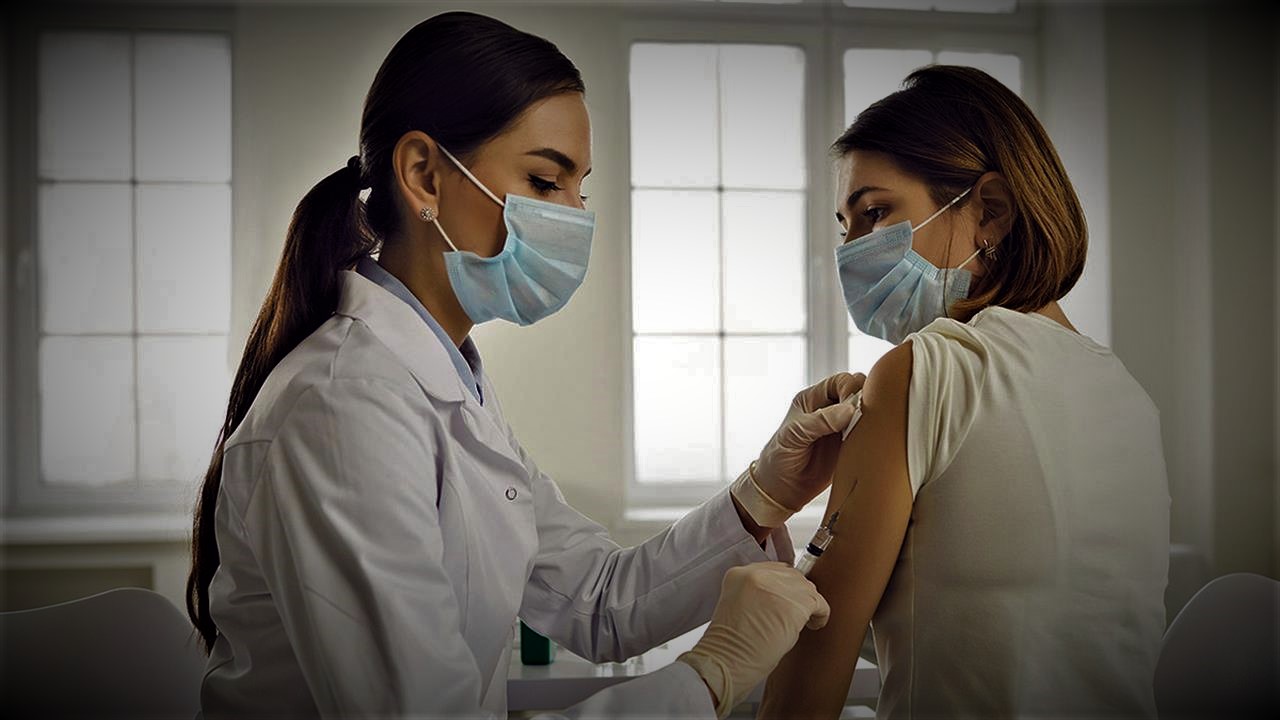 55χρονη πλήρως εμβολιασμένη νοσεί από Covid-19 και «ζητεί πίσω την υγεία της» από κυβέρνηση και Pfizer/BioNTech