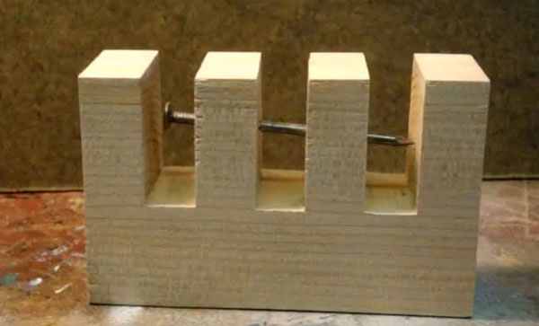 Ένα απίθανο τρικ: Πώς κάρφωσε την πρόκα; (βίντεο)