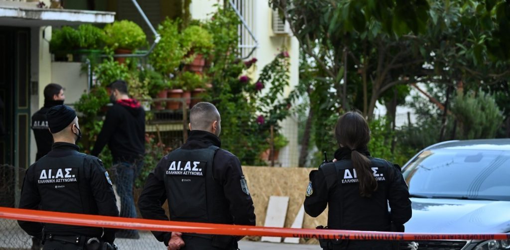 Αιγάλεω: Στον εισαγγελέα το απόγευμα ο 20χρονος που ομολόγησε τη δολοφονία της μητέρας του