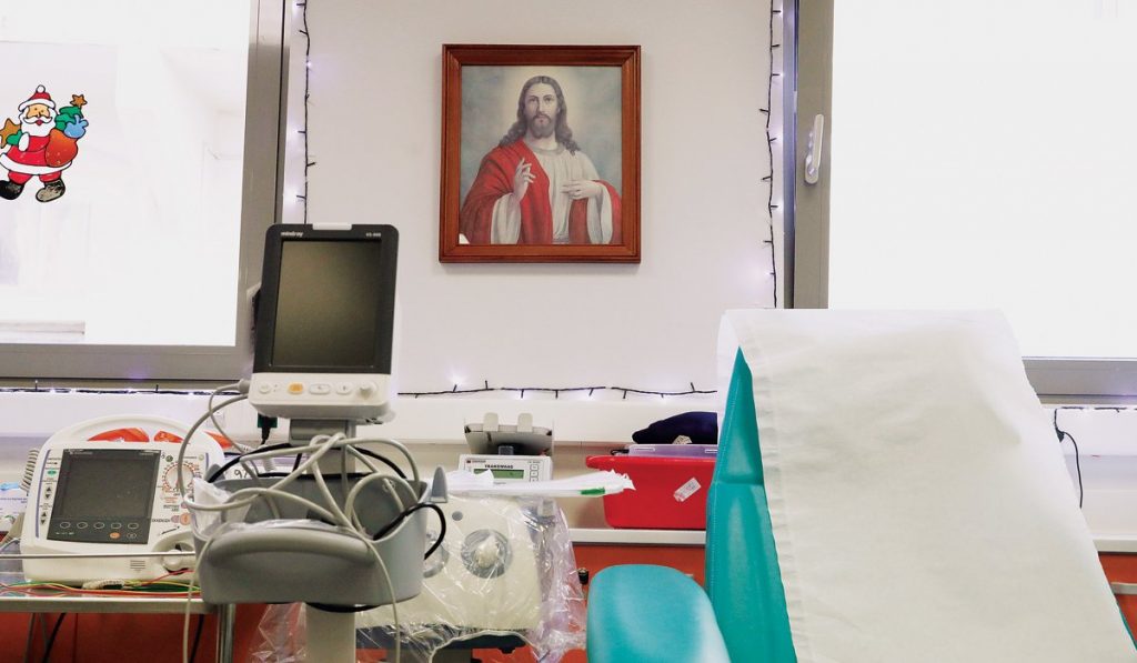 Οργισμένη ανάρτηση Ά. Τσελέντη για την αποκαθήλωση θρησκευτικών εικόνων από νοσοκομεία της χώρας